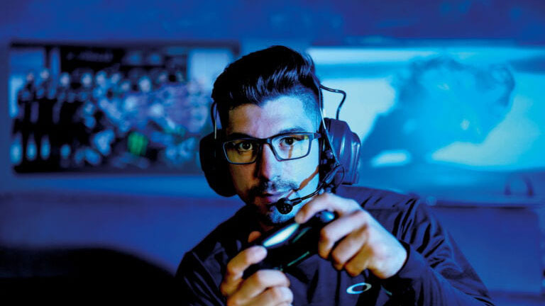 Oakley® to be official eyewear provider for UCI's esports athletes